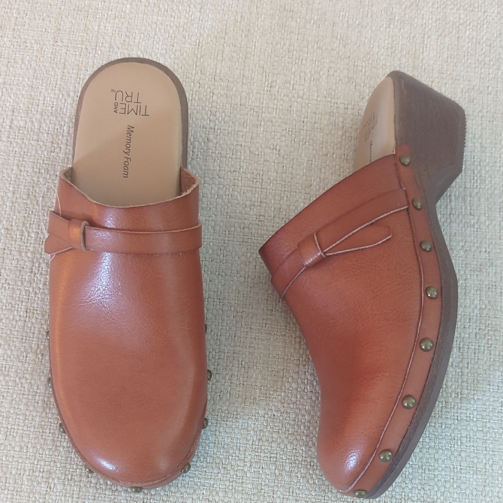 Time and Tru Women's Tan Clogs